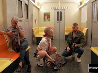 Piccolo tette transessuale emma rosa barebacks un compagno in un subway