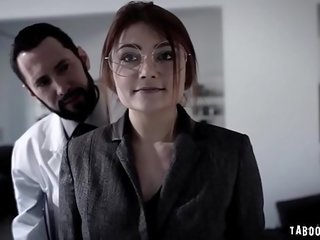 Nerd jovem grávida adria rae quer para mudança dela imagem assim ela foi para um plástico professor e fica um grátis porcas clipe plus um bonus plástico surgery.