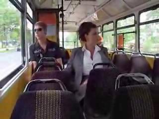 Stor stor pupper unge kvinne melking i den offentlig tram