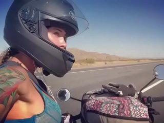 Felicity feline motorcycle diva jahanje aprilia v nedrček