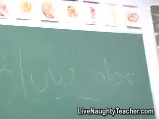 Tmavé učiteľka masturbovanie v enchanting prádielko