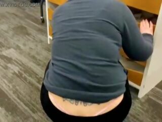 Mom lemak latinos publik wedgie and whale tail shopping