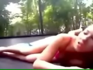 Enticing mladý milovník fucks na a trampoline