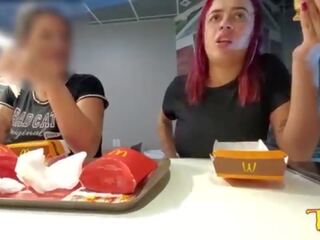 Duas safada aprontando com os peitos de fora enquanto comem no McDonald’s - Anjinha Tatuada Oficial