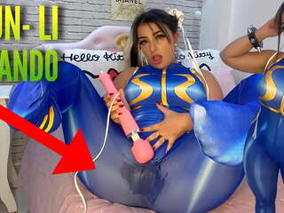 Inviting cosplay miláček oblečený jako chun li od ulice fighter hrát s ji htachi vibrátor cumming a soaking ji kalhotky a kalhoty ahegao