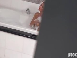 Khloe kapri im aufgehängt voyeur wird liebe aus roomie