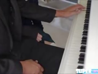 Cudowne sammie tempt jej pianino nauczycielka