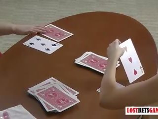 Dua beguiling milfs bermain sebuah permainan dari menelanjangi blackjack