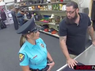 Latina un groovy policija sieviete izpaužas fucked līdz shawn uz viņa birojs