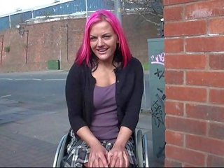 Wheelchair δεμένος λία καπρίτσιο σε ηνωμένο βασίλειο αναβοσβήνει και έξω γυμνότητα
