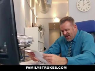 Familystrokes - جزء وقت خطوة فتاة يصبح full-time الكلبة