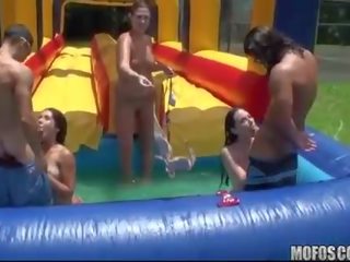 Ujë lojra shkon ahead në një e ëmbël seks kapëse festë