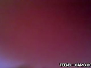 Monada adolescente desvistiéndose antes su cámara web xxx vídeo 84