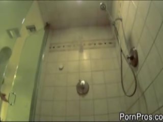 Berpayu dara besar berambut perang dalam mandi pengintip/voyeur kamera